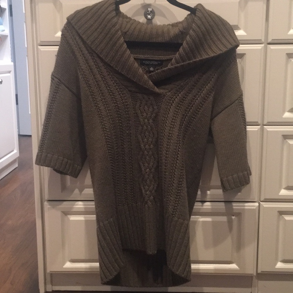 Brown merino short sleeve sweater.